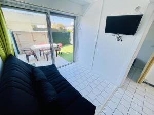 Televízia a/alebo spoločenská miestnosť v ubytovaní Appartement 6 pers. - Proche port et plage avec terrasse & parking privé - Cap d'Agde - FR-1-723-68