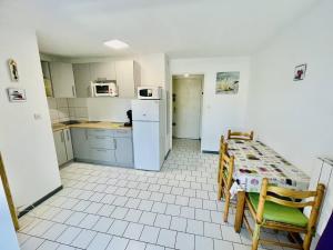 Kuchyňa alebo kuchynka v ubytovaní Appartement 6 pers. - Proche port et plage avec terrasse & parking privé - Cap d'Agde - FR-1-723-68
