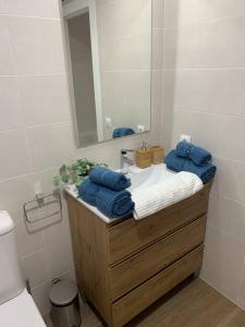een badkamer met een wastafel en een spiegel bij Apartamento Central A in Algeciras