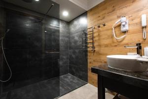 Koupelna v ubytování Tsunami Spa Hotel