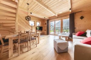 una sala de estar con mesa de comedor en una cabaña de madera en Domek Przy Dolinie, en Kościelisko