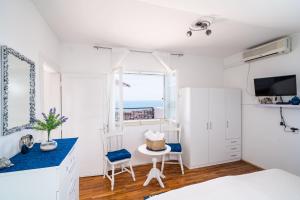 1 dormitorio con 1 cama, mesa y sillas en Guesthouse Slavka, en Dubrovnik