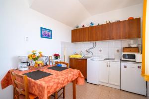 una pequeña cocina con mesa y microondas en Guesthouse Slavka, en Dubrovnik