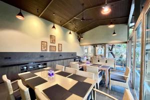 Posezení v ubytování Advait Resort Kshetra Mahabaleshwar
