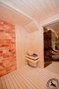 uma sauna de madeira com uma parede de tijolos em СПА Хотел Романтика em Sarnitsa