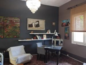 スカラ・カロニスにあるEuripides Houseのデスク、椅子、テーブルが備わる客室です。