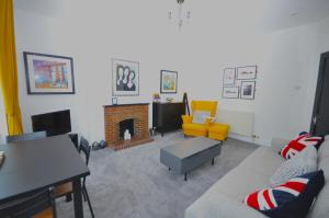 The Grove في إدنبرة: غرفة معيشة مع أريكة ومدفأة