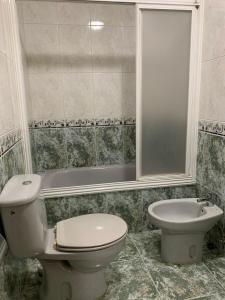 La salle de bains est pourvue de toilettes et d'un lavabo. dans l'établissement CaYoli, à Piedras Blancas