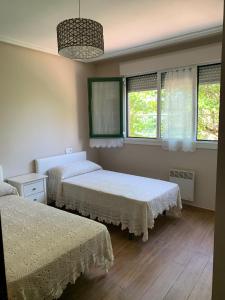 - une chambre avec 2 lits et 2 fenêtres dans l'établissement CaYoli, à Piedras Blancas
