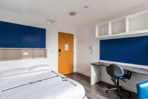 Destiny Student - Holyrood (Brae House)客房内的一张或多张床位