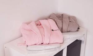 um monte de toalhas cor-de-rosa sentadas numa prateleira em The Wood Cottage em Scarborough
