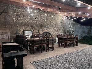 Reštaurácia alebo iné gastronomické zariadenie v ubytovaní Villa de l’Eguille