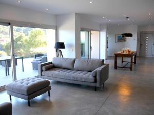 a living room with a couch and a table at Setè cel in Begur