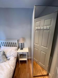 Llit o llits en una habitació de Modern Top Floor 2BD Flat - Kensington