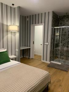 Schlafzimmer mit einem Bett und einer Glastür in der Unterkunft Largo da Rainha, Guesthouse in Merciana