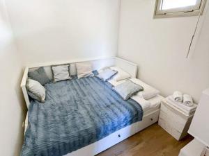 sypialnia z łóżkiem z niebieską kołdrą i poduszkami w obiekcie POMPIDOU - 2 Chambres avec piscine, parking, Tennis, Juan w mieście Vallauris +9 zdjęć