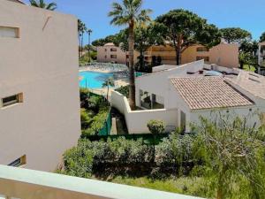 vista aerea su una casa e una piscina di POMPIDOU - 2 Chambres avec piscine, parking, Tennis, Juan a Vallauris