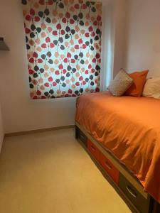 - une chambre avec un lit et une peinture murale dans l'établissement Apartamento Marina D'Or 1º línea Edificio Mondrian, à Oropesa del Mar