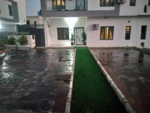 Morak homes - Smart luxury 4-bed with private swimming pool, PS5, snooker, mini gym in reserved secured estate 내부 또는 인근 수영장