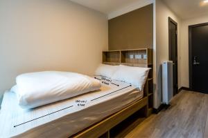 - une chambre avec un grand lit et des draps blancs dans l'établissement Destiny Student - Ardee Point, à Dublin