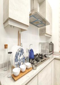 - une cuisine avec cuisinière et bols sur un comptoir dans l'établissement Lara Family Resorts, à Mukāwir