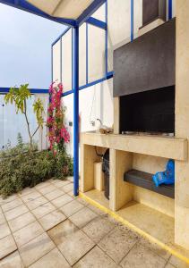 Casa con patio con chimenea grande en Lara Family Resorts, en Mukāwir