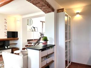 ein Wohnzimmer mit weißen Wänden und einer Treppe in der Unterkunft Casa Møjn in Lerici