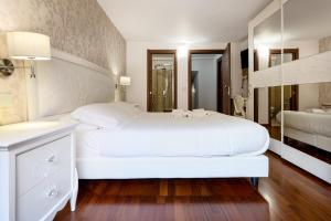 ノートにあるPorta Nazionale Dependanceの白いベッドルーム(大きな白いベッド1台、シンク付)