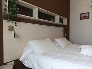 Una cama o camas en una habitación de El Cardon - p/6 pax -2 dorm - Amplio y moderno