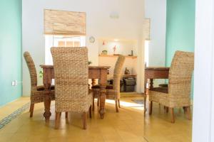 comedor con mesa de madera y sillas en Sliema Balluta 2 b/r apartment en Sliema
