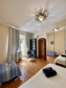 una camera con due letti e un lampadario a braccio di Villa Sea view con terrazza e giardino a Capri