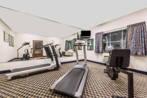 un gimnasio con cinta de correr y elípticas en una habitación en Super 8 by Wyndham Weatherford, en Weatherford