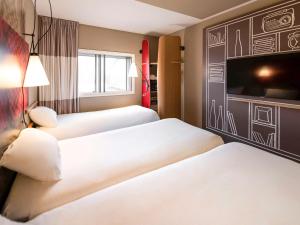 Łóżko lub łóżka w pokoju w obiekcie ibis Amsterdam Centre