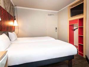 Łóżko lub łóżka w pokoju w obiekcie ibis Amsterdam Centre