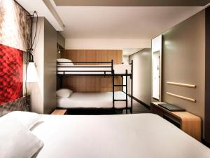 Łóżko lub łóżka w pokoju w obiekcie ibis Amsterdam Centre