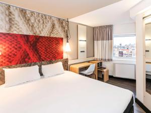 Łóżko lub łóżka w pokoju w obiekcie ibis Amsterdam Centre