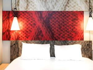 Łóżko lub łóżka w pokoju w obiekcie ibis Amsterdam Centre