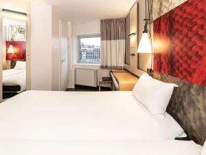 Łóżko lub łóżka w pokoju w obiekcie ibis Amsterdam Centre