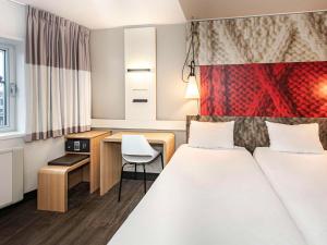 Łóżko lub łóżka w pokoju w obiekcie ibis Amsterdam Centre