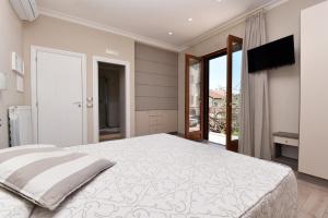 - une chambre avec un grand lit et un balcon dans l'établissement Relais Milò, à Agerola
