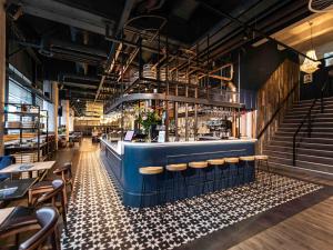restauracja z niebieskim blatem oraz stołami i krzesłami w obiekcie ibis Amsterdam Centre w Amsterdamie
