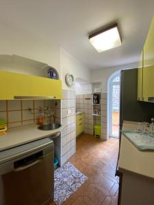 Köök või kööginurk majutusasutuses Private Villa Sea VIEW CON TERRAZZA E GIARDINO