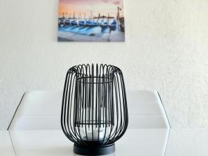 un vase noir assis au-dessus d'une table dans l'établissement Palit Hills Superior Apartments, à Rab