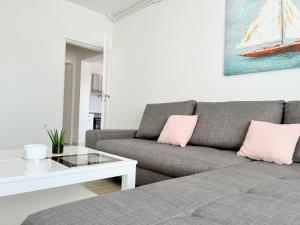 un salon avec un canapé et une table dans l'établissement Palit Hills Superior Apartments, à Rab 58 autres photos