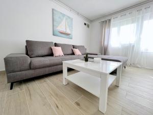 uma sala de estar com um sofá e uma mesa em Palit Hills Superior Apartments em Rab