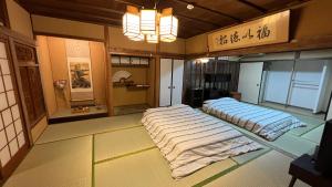 Voodi või voodid majutusasutuse Luxury Japanese Villa with Garden Near Kansai Airport & Premium Outlets 和風庭園豪邸 toas