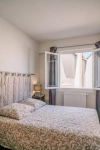 - une chambre avec un lit et une fenêtre dans l'établissement Le Saint Amans, à Rodez