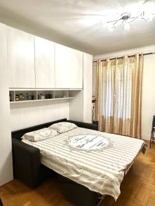 1 dormitorio con 1 cama grande en una habitación en Monaco Home just 200 mt from Casinò Monte Carlo en Montecarlo