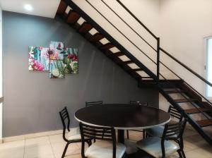 comedor con mesa, sillas y escaleras en El Cardon - p/6 pax -2 dorm - Amplio y moderno en Salta