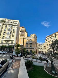 蒙地卡羅的住宿－Monaco Home just 200 mt from Casinò Monte Carlo，一座有高楼和有车的街道的城市
